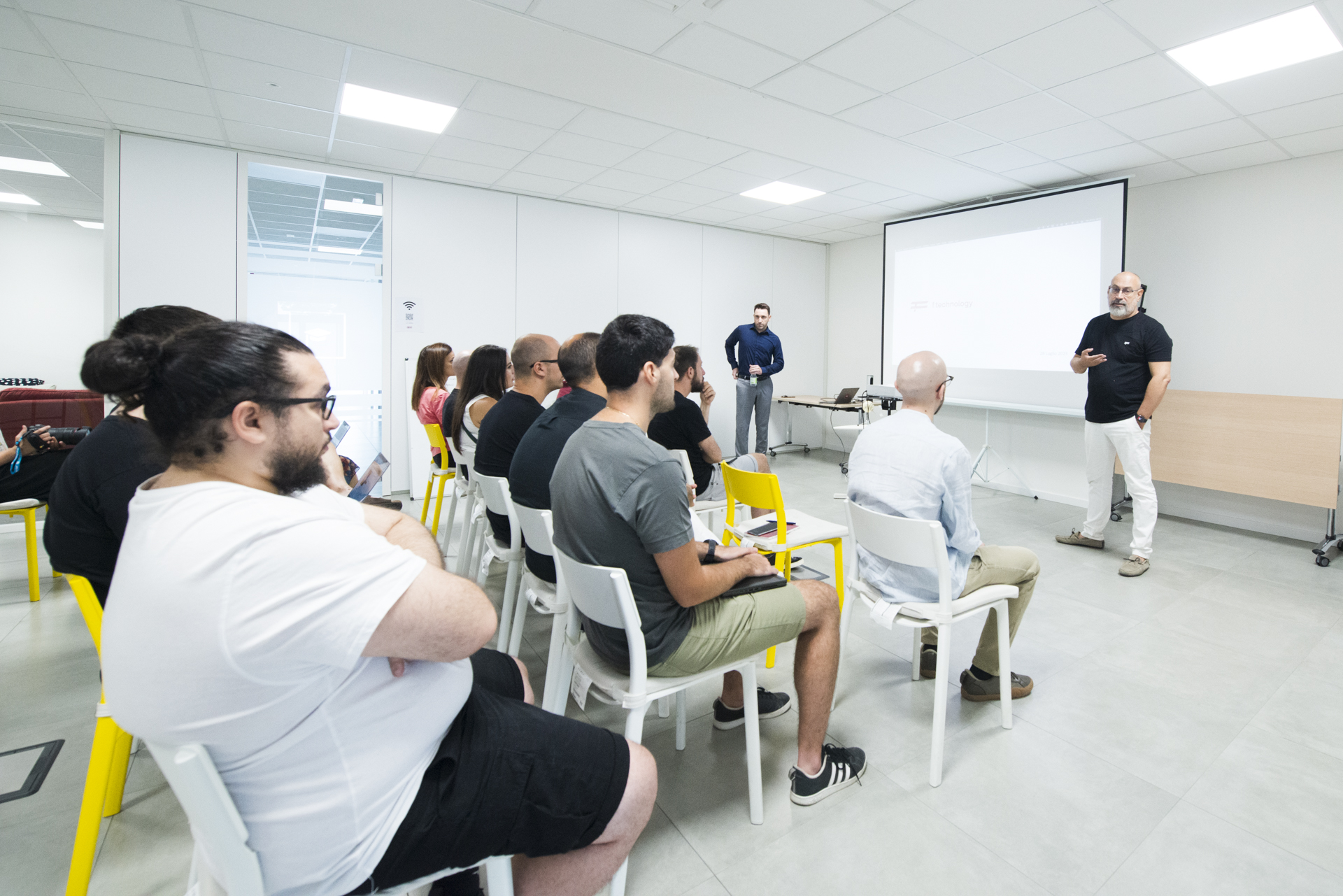 Das f.technology Team während einer Besprechung