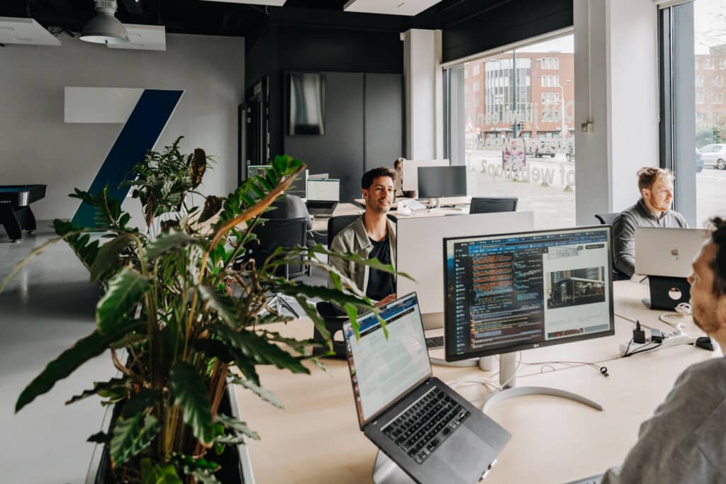 Werkende mensen in het kantoor van Twize