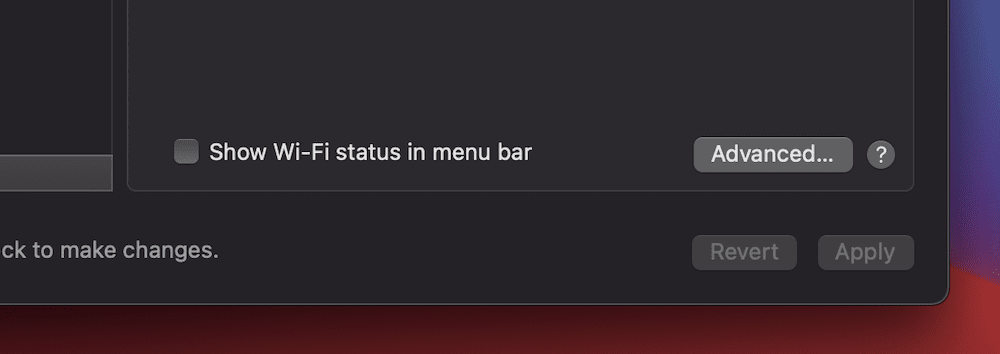 Una parte de la pantalla de Red de macOS, que muestra una casilla de verificación para mostrar el estado del Wi-Fi en la barra de menús, y el botón 