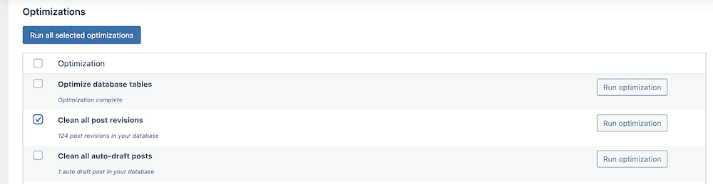 El panel de control del plugin WP-Optimize se centra en la optimización de la base de datos. Las opciones incluyen la limpieza de todas las revisiones de entradas y las entradas de borrador automático, con un botón azul 