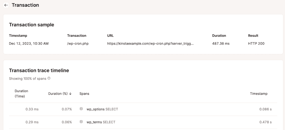 L'interfaccia del report di Kinsta APM con un esempio di transazione che include timestamp, tipo di transazione (/wp-cron.php), URL, durata e risultato (HTTP 200). Di seguito, la timeline della traccia delle transazioni mostra graficamente la durata e la percentuale delle operazioni di database, come wp_options SELECT e wp_terms SELECT.