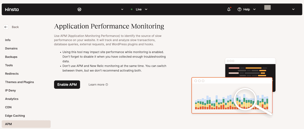 La sezione Application Performance Monitoring (APM) all'interno della dashboard di MyKinsta, con l'opzione per abilitare l'APM. La pagina illustra lo scopo dell'APM nell'identificare le fonti di rallentamento delle prestazioni dei siti web e include un'avvertenza sul suo potenziale impatto sulle prestazioni del sito quando è abilitato.