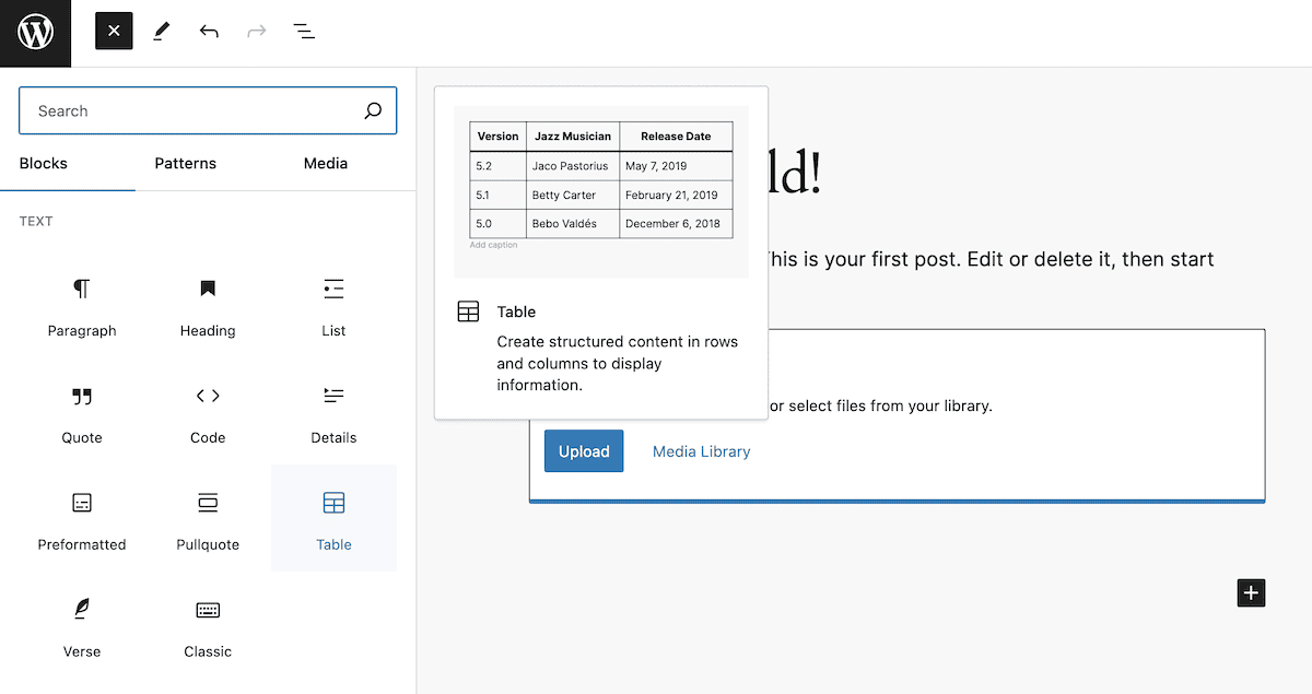 Die WordPress-Block-Editor-Benutzeroberfläche. Auf der linken Seite befindet sich eine Seitenleiste mit verschiedenen Blockoptionen wie Absatz, Überschrift, Liste und Tabelle. Der Hauptinhaltsbereich zeigt einen Tabellenblock mit Versionsnummern und Veröffentlichungsdaten für WordPress sowie Optionen zum Hochladen von Medien oder zum Zugriff auf die Medienbibliothek. Die Benutzeroberfläche hat ein klares, modernes Design mit weißem Hintergrund.