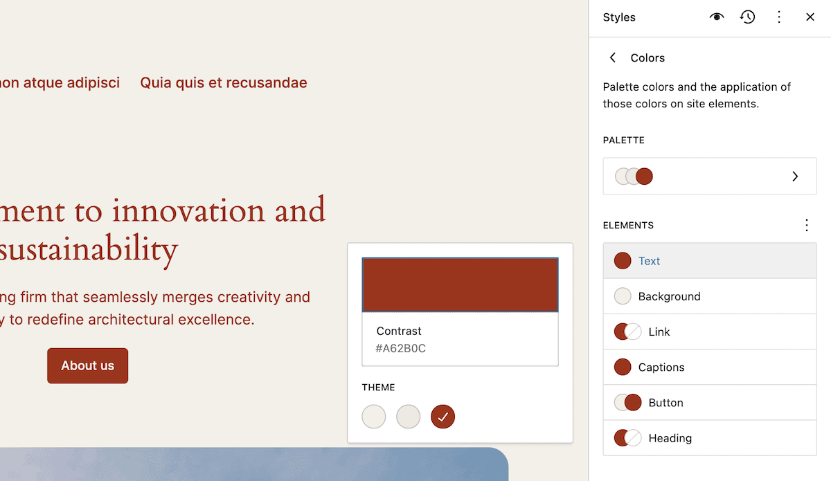 El Editor de Sitios de WordPress, con la parte izquierda mostrando parte del contenido de tu sitio web mediante texto en color rojo oscuro. A la derecha, el panel Estilos se centra en la configuración de Colores. Incluye un selector de paleta de colores y opciones para personalizar los colores de varios elementos del sitio, como el texto, el fondo, los enlaces y los botones. También aparece un comprobador de contraste, que muestra el código hexadecimal #A62B0C para el tema de color seleccionado.
