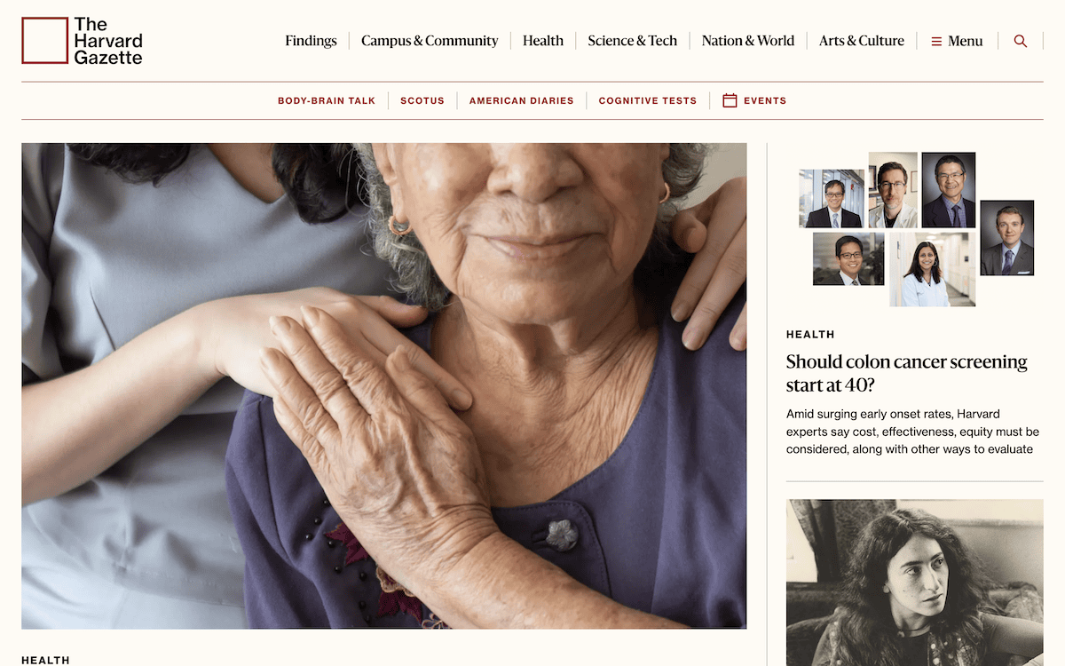 Die Startseite der Harvard Gazette mit einem großen Bild einer älteren Frau, die als Heldin dargestellt wird, und einer Seitenleiste mit aktuellen Nachrichtenartikeln, die mit Bildern versehen sind.