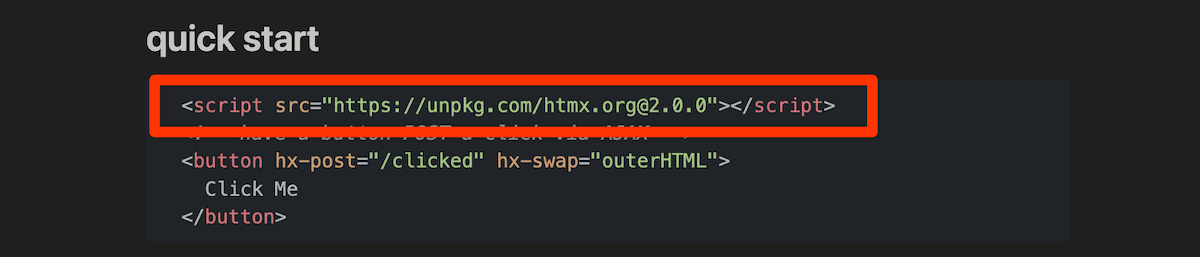 Ein Code-Ausschnitt aus der HTMX-Kurzanleitung. Er zeigt eine einzelne Zeile HTML-Code, die einen Skript-Tag enthält, um die HTMX-Bibliothek von einer externen Quelle zu laden. Der Code ist orange hervorgehoben, um die Aufmerksamkeit darauf zu lenken. Unter dem Skript-Tag befindet sich ein Beispiel für ein HTML-Button-Element, das HTMX-Attribute verwendet. Der Code wird auf einem dunklen Hintergrund mit Syntaxhervorhebung angezeigt.