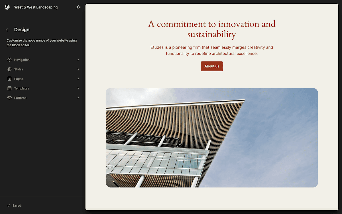 La interfaz del Editor de Sitios de WordPress. La barra lateral izquierda muestra las opciones de personalización del diseño, mientras que el área principal muestra el diseño de la página de inicio del sitio web con un título sobre innovación y sostenibilidad, junto con una imagen de una estructura arquitectónica moderna.