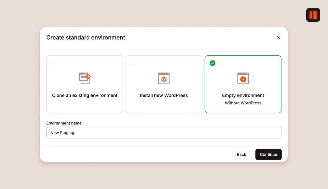 L'interfaccia di hosting di Kinsta offre diverse opzioni per creare un ambiente standard. È evidenziata l'opzione 'Clona un ambiente esistente', con i campi per il nome dell'ambiente e la selezione dell'ambiente da clonare.