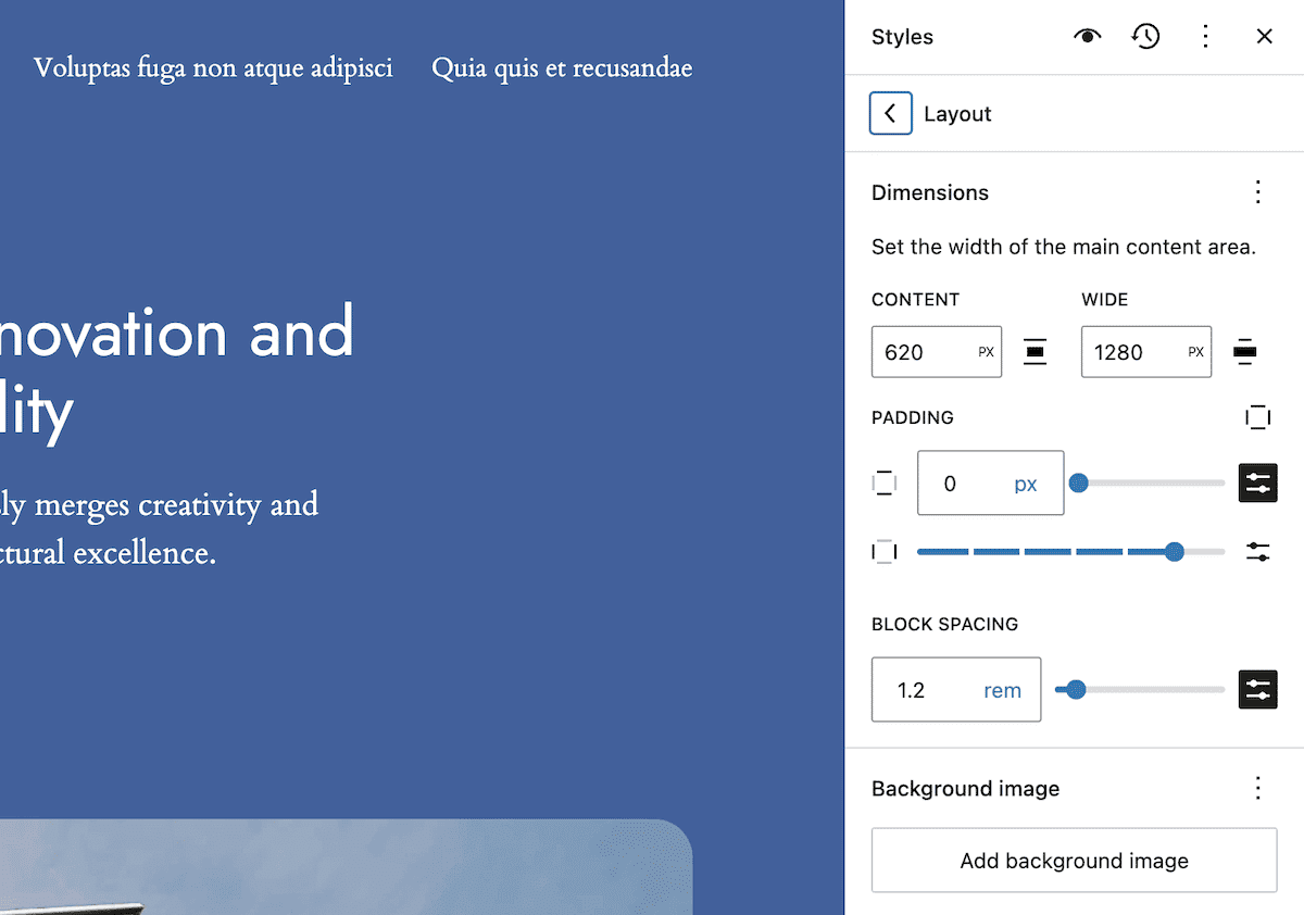 Der WordPress-Site-Editor mit dem Layout-Anpassungsfeld. Damit lassen sich Inhaltsabmessungen, Abstände und Blockabstände anpassen. Auf der linken Seite des Bildschirms ist eine Teilansicht einer Webseite mit blauem Thema zu sehen.