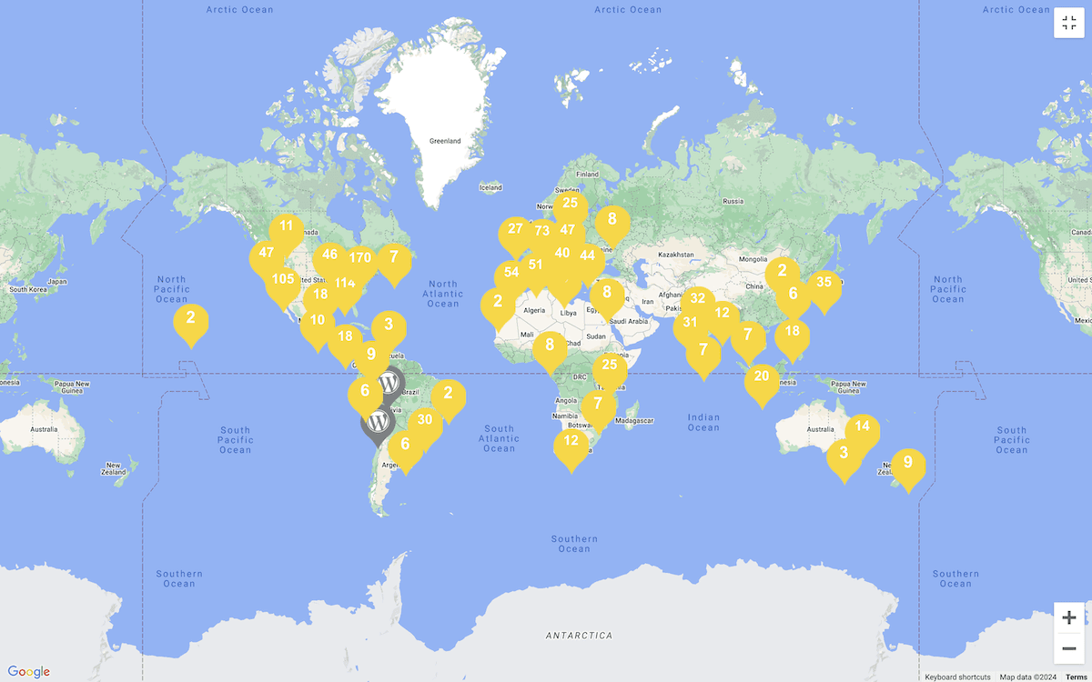 Eine Weltkarte mit gelben Markierungen und Zahlen, die die Standorte von WordCamps in verschiedenen Ländern und Kontinenten anzeigen. Die Karte zeigt eine Konzentration von Markierungen in Nordamerika, Europa und Teilen Asiens.