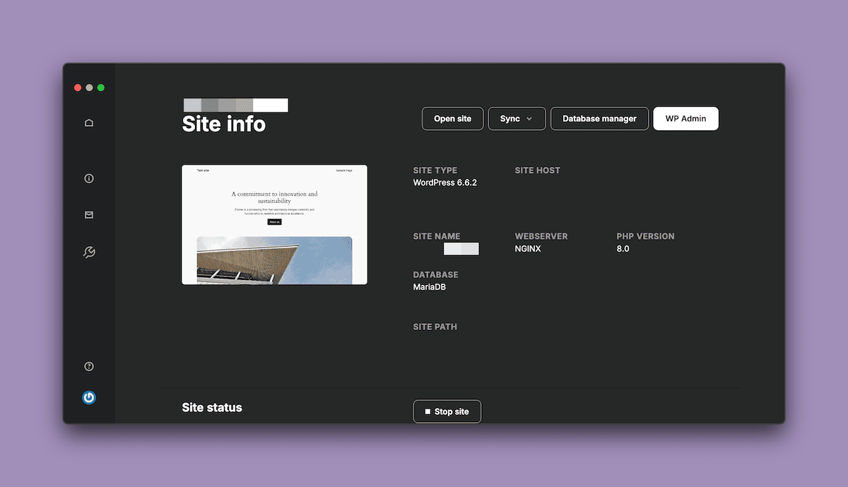 Die DevKinsta-Oberfläche zeigt Website-Informationen für eine WordPress-Website an. Sie enthält den Website-Typ, den Datenbanktyp, den Webserver und die PHP-Version. Oben auf der Oberfläche befinden sich Schaltflächen für „Website öffnen“, „Synchronisieren“, „Datenbankmanager“ und „WP Admin“. Auf der linken Seite wird eine kleine Vorschau der Website angezeigt. Unten auf der Oberfläche befindet sich ein Abschnitt „Site-Status“ mit einer Schaltfläche „Site anhalten“.
