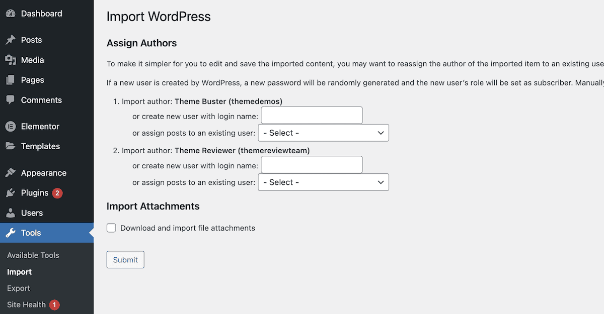 L'écran d'importation de WordPress permet d'assigner des auteurs au contenu. Des champs permettent de créer de nouveaux utilisateurs ou d'attribuer des articles à des utilisateurs existants pour deux auteurs d'importation : Theme Buster et Theme Reviewer. En bas de l'écran se trouve une case à cocher pour importer des pièces jointes et un bouton Soumettre.
