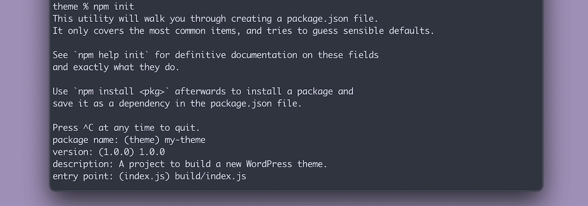 Ein Terminalfenster mit dunklem Hintergrund, das die Ausgabe eines npm-init-Befehls für ein WordPress-Theme-Projekt anzeigt. Der Text erklärt, dass dieses Dienstprogramm den Benutzer durch die Erstellung einer package.json-Datei führt, gängige Elemente abdeckt und sinnvolle Standardwerte vorschlägt. Es enthält Anweisungen zur Installation von Paketen und zum Speichern als Abhängigkeiten. Das Terminal zeigt die Details der Ersteinrichtung an, einschließlich Paketname, Version, Beschreibung und Einstiegspunkt.