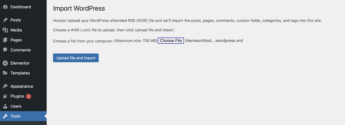 La page Importer WordPress permet d'importer du contenu WordPress. Elle contient des instructions pour télécharger un fichier WordPress eXtended RSS (WXR). Un bouton Choose File permet de sélectionner le fichier, dont la taille maximale est de 128 Mo. En dessous se trouve un bouton bleu « Upload ».