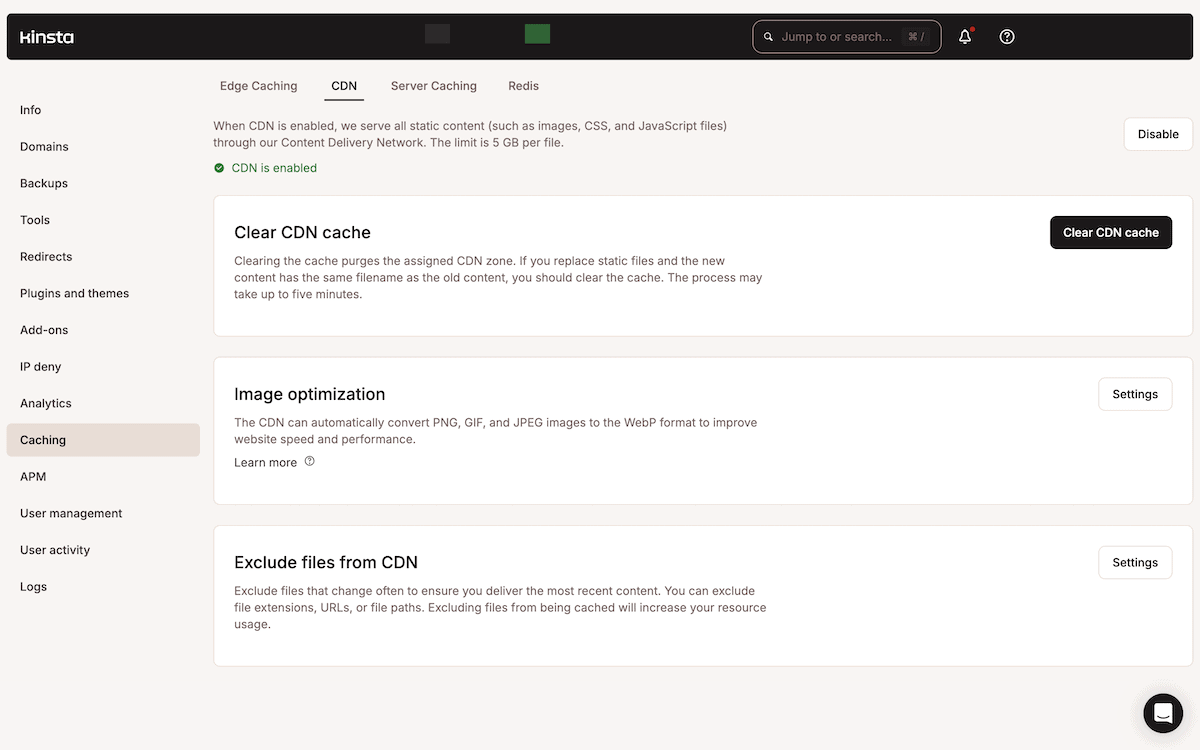 A página de configuração do CDN no painel MyKinsta exibe três seções principais: status do CDN, gerenciamento de cache com um botão para limpar o cache do CDN e configurações de otimização de imagens que permitem converter imagens para o formato WebP. A interface também inclui opções para excluir arquivos específicos do cache do CDN.