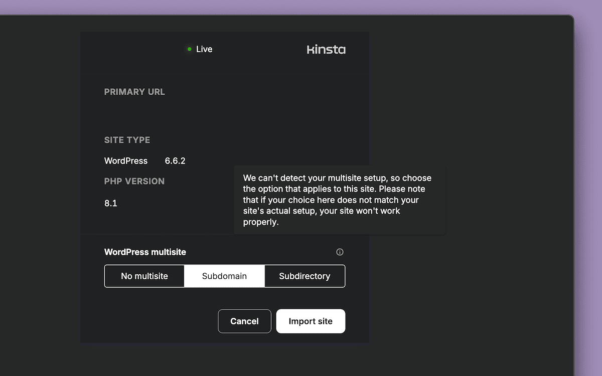 A interface de configuração de sites WordPress no DevKinsta exibe informações importantes, como status do site, versão do WordPress e versão do PHP. Abaixo desses detalhes, há uma seção de configuração Multisite do WordPress com três opções: Sem Multisite, Subdomínio e Subdiretório. Na parte inferior, estão os botões Cancelar e Importar site. Uma mensagem de aviso explica que a configuração do Multisite não pode ser detectada automaticamente.