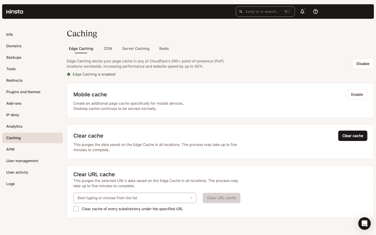 A página de configuração de cache do painel MyKinsta exibe as configurações de cache na edge, habilitadas com opções para criação de cache móvel e funções de limpeza de cache. A interface inclui botões para desabilitar o cache e limpar URLs específicas, com uma observação de que a limpeza pode levar até cinco minutos.