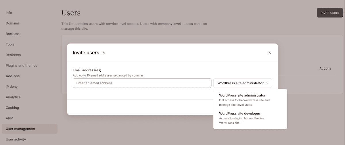 A interface de gerenciamento de usuários do MyKinsta exibe uma janela modal “Convidar usuários”. A modal permite adicionar até dez endereços de e-mail e selecionar funções de usuário, com opções para Administrador do site WordPress ou Desenvolvedor do site WordPress. A interface inclui um botão para fechar e explica que a lista contém usuários com acesso ao nível de serviço.
