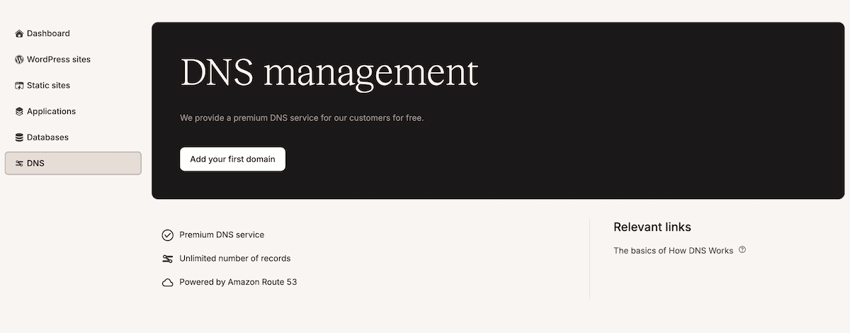 A interface de gerenciamento de DNS no MyKinsta. Apresenta um layout limpo com tema escuro, oferecendo um serviço de DNS premium. A página mostra um estado vazio com um botão Adicionar seu primeiro domínio e inclui um link útil sobre noções básicas de DNS na seção de links relevantes.