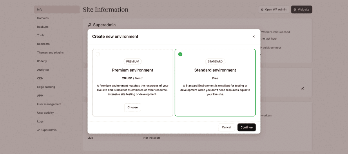 A interface apresenta duas opções de ambiente: um ambiente Premium, para sites que consomem muitos recursos, e um ambiente Padrão, para testes e desenvolvimento. A interface tem um design limpo, com cartões brancos, detalhes verdes e informações de preços claras. Opções de navegação e ferramentas de gerenciamento de sites são visíveis na barra lateral ao fundo.
