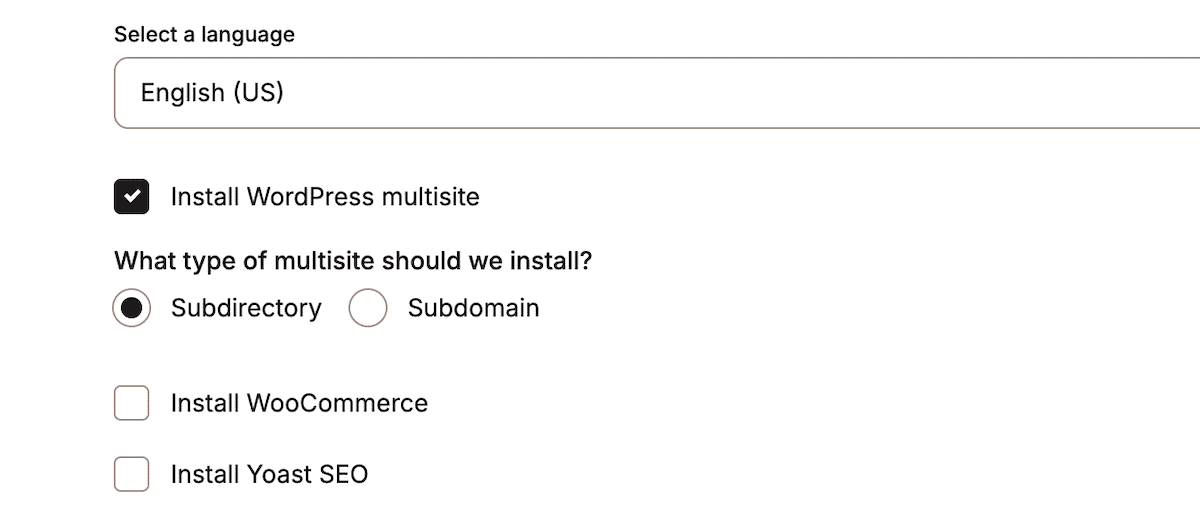 O diálogo do Kinsta para configurar uma nova instância de WordPress Multisite exibe uma interface de seleção de idioma com Inglês (EUA) como opção escolhida, seguida pelas opções de instalação do multisite WordPress. A interface inclui uma seleção por botão de rádio entre os tipos de instalação Subdiretório e Subdomínio, com Subdiretório selecionado.