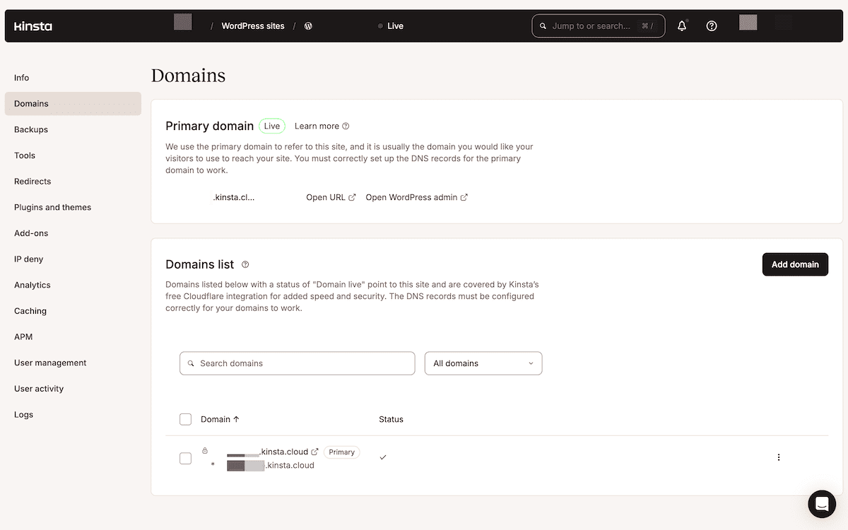A interface de gerenciamento de domínios no painel MyKinsta exibe as configurações do domínio principal e a lista de domínios. A interface inclui uma barra de pesquisa para domínios, indicadores de status dos domínios e um botão Adicionar domínio. A seção do domínio principal explica que os registros DNS devem estar configurados corretamente, com opções para abrir a URL ou o administrador do WordPress. A lista de domínios exibe um domínio .kinsta.cloud marcado como principal.