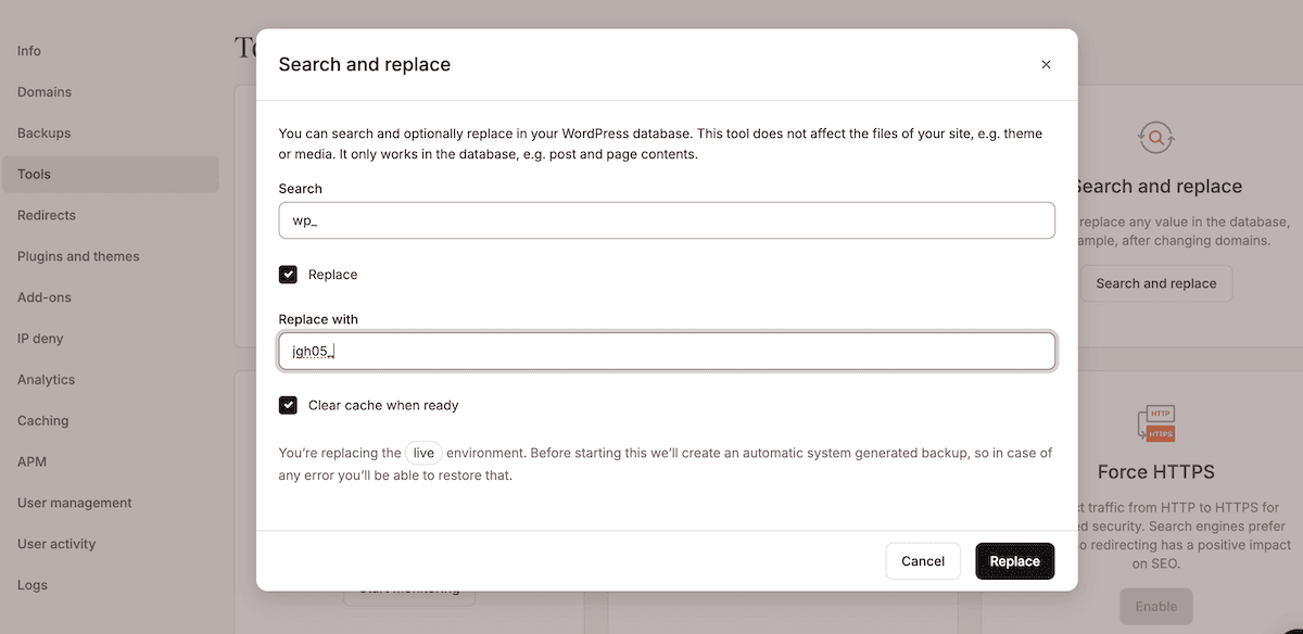 A ferramenta de busca e substituição no MyKinsta. A janela de diálogo sobrepõe a interface principal, com campos para buscar nos bancos de dados WordPress. O campo de busca contém wp_ e o campo de substituição mostra jgh05_. Uma caixa de seleção para Limpar cache ao concluir está selecionada, e o diálogo inclui um aviso sobre backups automáticos antes de fazer alterações no ambiente de produção.