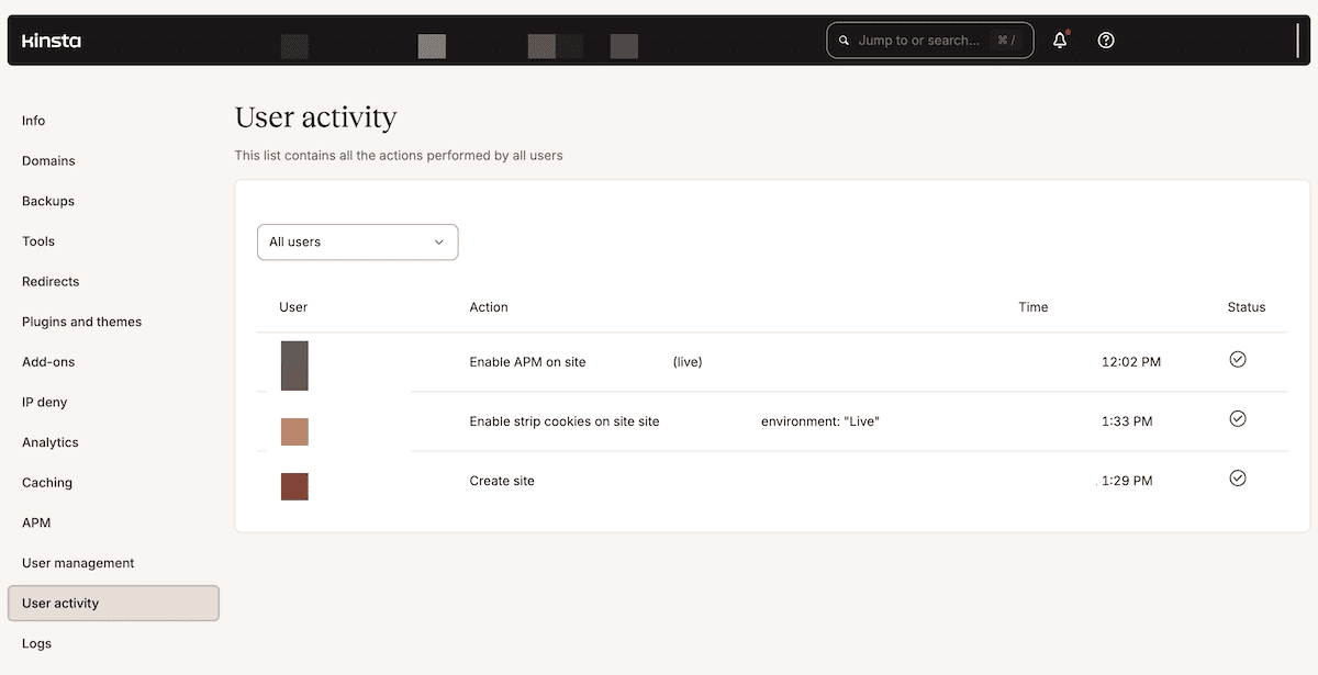 A interface de registro de atividades do usuário no painel MyKinsta exibe ações recentes de vários usuários. O log mostra três entradas para habilitação do APM em um site, habilitação de cookies restritos e criação de um site. Cada entrada inclui um identificador do usuário, descrição da ação, registro de data e hora e um indicador de status com marca de seleção verde.