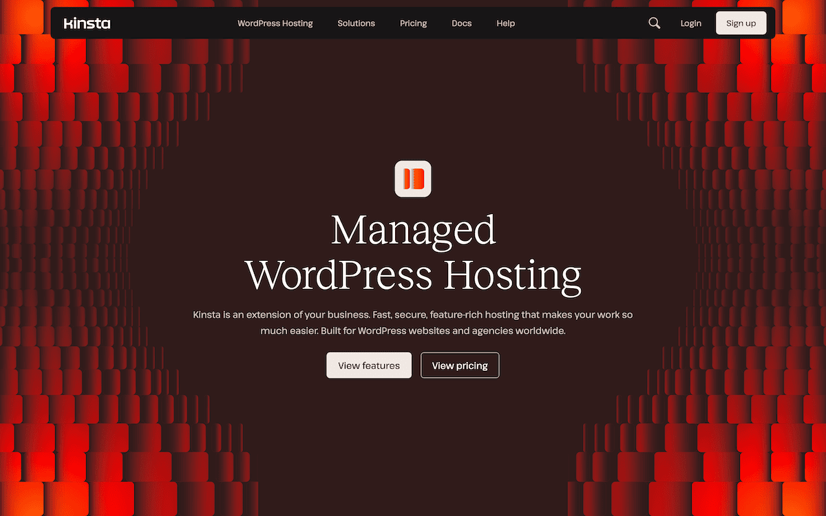 La página de inicio de Kinsta muestra un servicio de alojamiento administrado de WordPress sobre un fondo dramático de color rojo oscuro y negro con patrones geométricos. Hay dos botones de llamada a la acción debajo etiquetados como Ver funcionalidades y Ver precios.