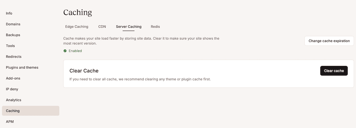 La página de configuración del caché del servidor dentro del panel de control de MyKinsta. Incluye pestañas para Edge Caching, CDN, Caché del servidor y Redis. La interfaz explica que el caché mejora los tiempos de carga del sitio almacenando los datos del sitio e incluye opciones para borrar el caché o cambiar la configuración de caducidad del caché. Una barra lateral a la izquierda proporciona navegación a otros ajustes como Dominios, Copias de seguridad y Herramientas.