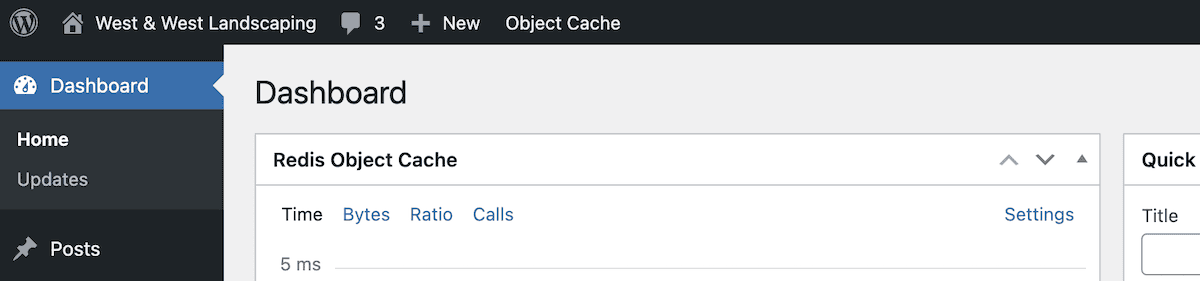 El encabezado del panel de administración de WordPress muestra indicadores de notificación y una etiqueta de caché de objetos dentro de la barra de herramientas negra. Debajo hay un widget de caché de objetos Redis que muestra métricas de rendimiento, incluidas las columnas Tiempo, Bytes, Ratio y Llamadas, con una lectura de 5 ms visible.