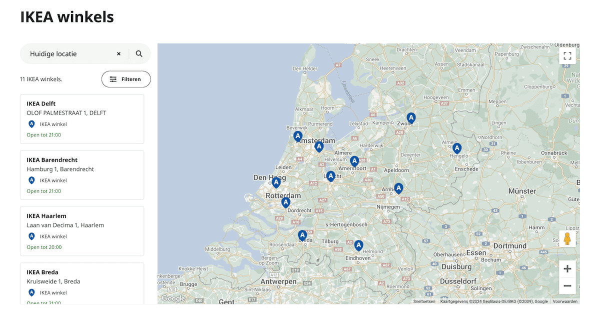 Ein IKEA-Filialfinder für die Niederlande zeigt eine Karte der westlichen Niederlande mit mehreren Filialen, die durch blaue Stecknadeln markiert sind. Auf der linken Seite zeigt eine Liste IKEA-Filialen, darunter Delft, Barendrecht, Haarlem und Breda, mit ihren Adressen und Öffnungszeiten. Die Basiskarte wird von Google Maps bereitgestellt und enthält geografische Merkmale wie die Nordseeküste und die wichtigsten Autobahnen.