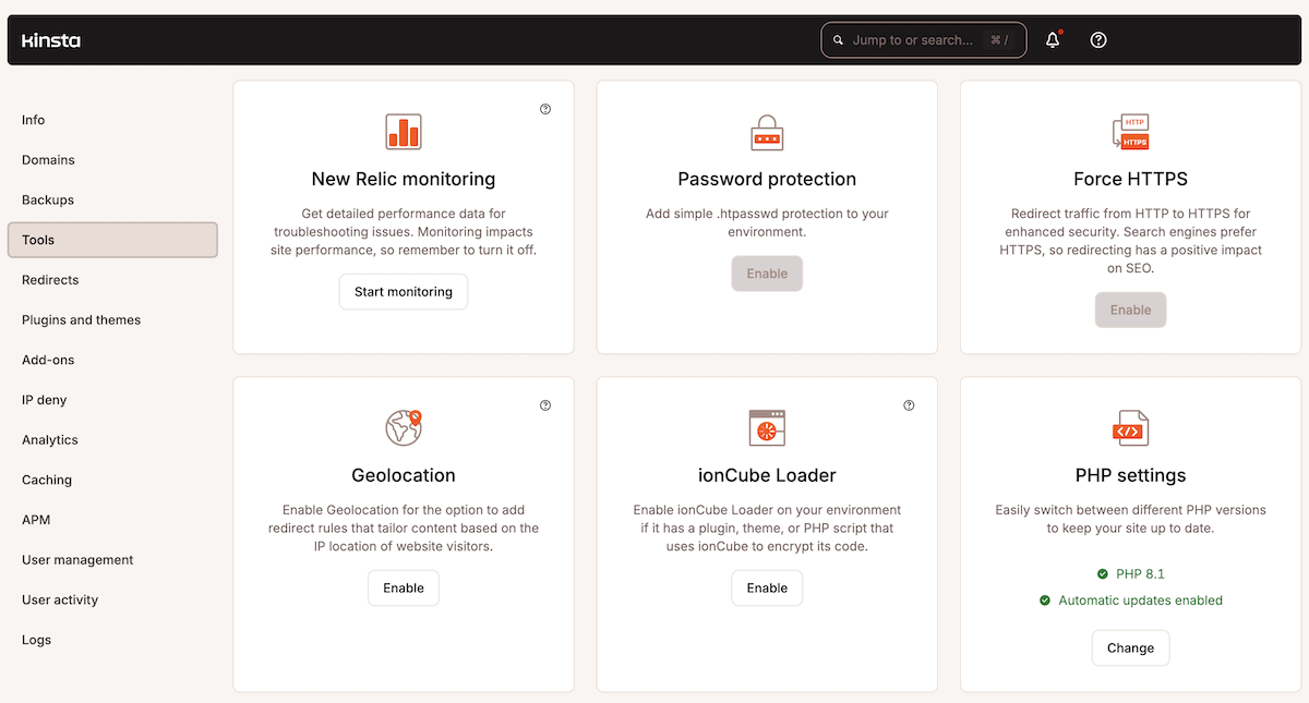 Das MyKinsta-Steuerfeld zeigt sechs Funktionskarten in einem Rasterlayout. Die obere Reihe zeigt die Optionen „New Relic-Überwachung“, „Passwortschutz“ und „HTTPS erzwingen“. Die untere Reihe zeigt die Funktionen „Geolocation“, „ionCube Loader“ und „PHP-Einstellungen“.