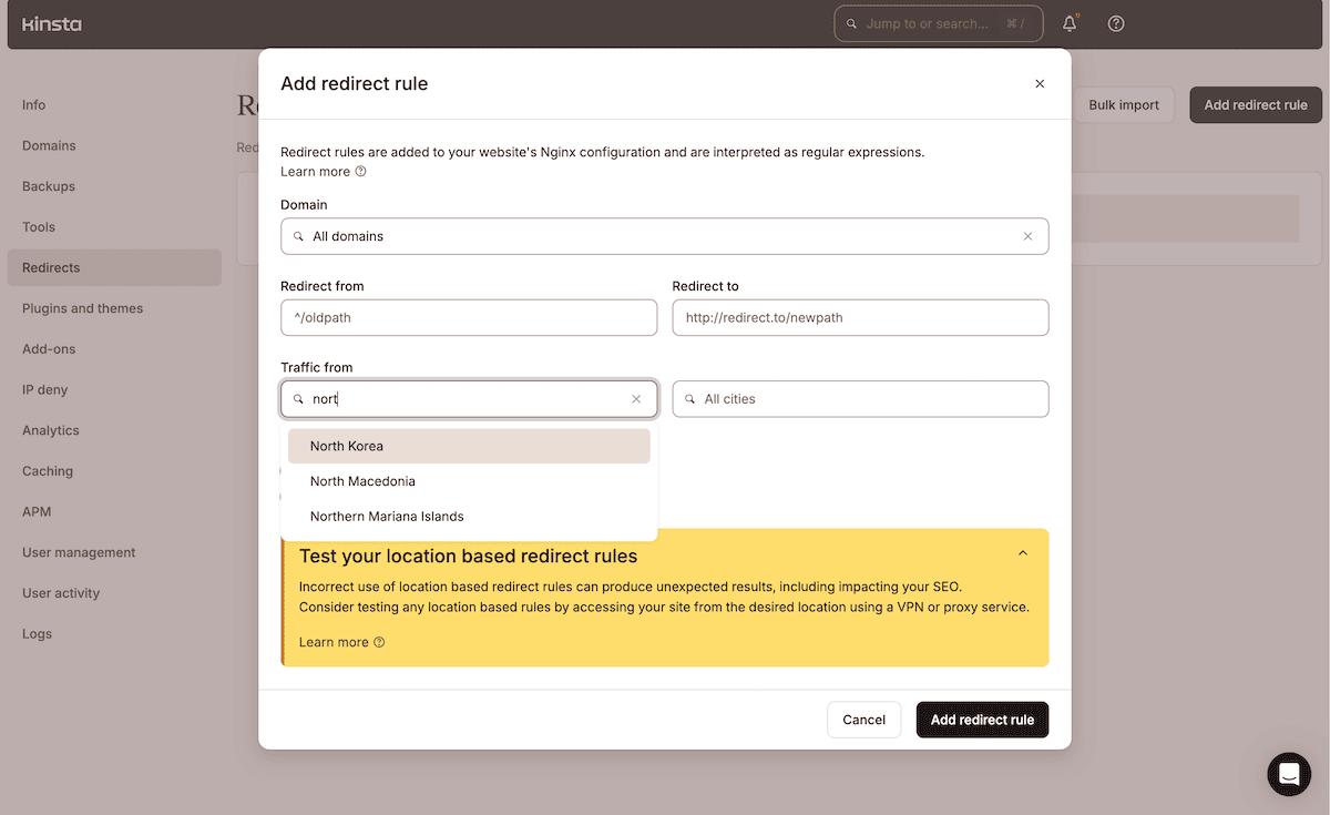 Das modale Fenster zur Konfiguration der MyKinsta-Umleitungsregel zeigt Felder zum Einrichten standortbasierter Umleitungen an. Das Formular enthält Dropdown-Menüs für die Auswahl der Domain und die Standortbestimmung sowie Eingabefelder für die Angabe von Umleitungspfaden.