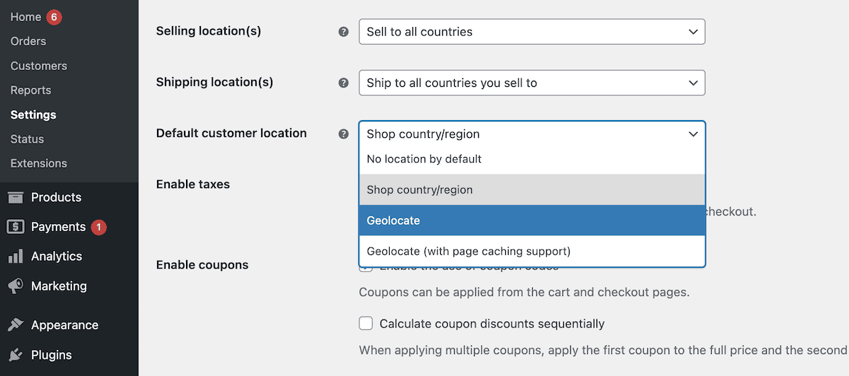 Die WooCommerce-Einstellungsseite mit Optionen zur Standort- und Steuerkonfiguration. Es gibt ein erweitertes Dropdown-Menü für den Standard-Kundenstandort, das vier Optionen anzeigt: Standardmäßig kein Standort, Land/Region des Geschäfts, Geolokalisierung und Geolokalisierung (mit Unterstützung für Seiten-Caching). Die Seite enthält auch Einstellungen für Verkaufsstandorte, Versandstandorte, Steuerfreischaltung und Gutscheinverwaltung.