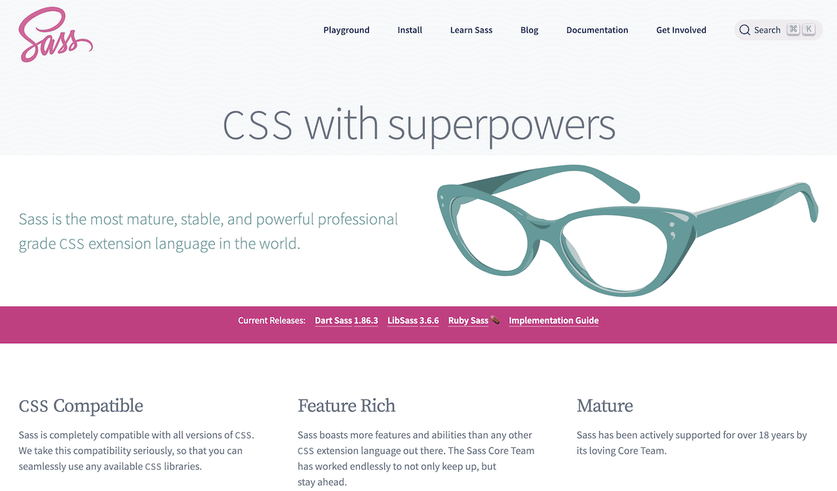Die Startseite der Website zur Programmiersprache Sass mit dem Sass-Logo in Pink, einem Navigationsmenü und dem Slogan „CSS mit Superkräften“. Darunter steht ein Text, der Sass beschreibt. Das Design hat eine Illustration einer blaugrünen Katzenaugenbrille und Abschnitte, die die Funktionen und Vorteile von Sass zeigen.