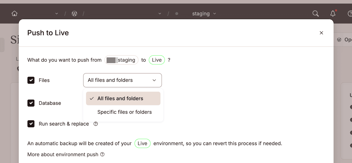 Das Dialogfeld „Push to Live“ wird angezeigt, wenn du eine Bereitstellung aus einer Staging-Umgebung innerhalb von MyKinsta durchführst. Das modale Fenster zeigt Optionen für den Push von der Staging- in die Live-Umgebung mit Kontrollkästchen für Dateien, Datenbank und die Ausführung einer Suche und Ersetzung. In einem Dropdown-Menü ist „Alle Dateien und Ordner“ ausgewählt, und es gibt einen Hinweis, dass MyKinsta eine automatische Sicherung der Live-Umgebung erstellt.