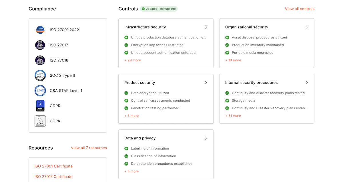 La página del Centro de Confianza de Kinsta muestra las certificaciones, incluyendo el cumplimiento de SOC Tipo II e ISO 27001.