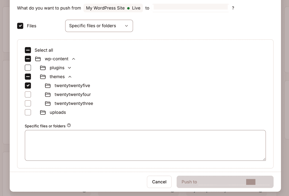 Die Push-Files-Oberfläche im MyKinsta-Dashboard. Sie zeigt ein Verzeichnis der WordPress-Kerndateien und -Ordner, das erweitert wurde, um drei installierte Themes anzuzeigen.