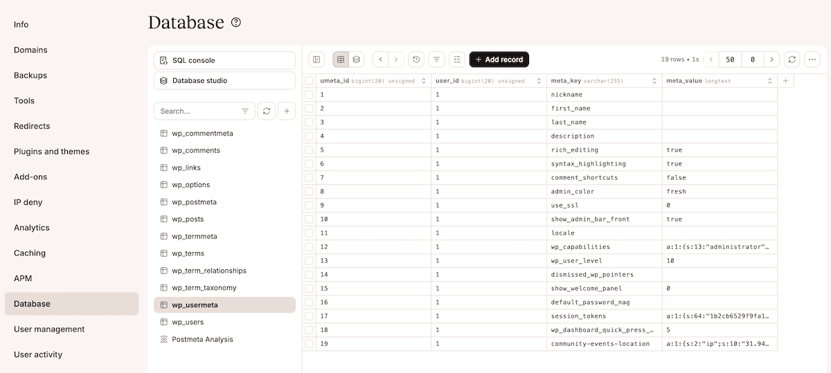 La pestaña Base de Datos de MyKinsta muestra la interfaz de Database Studio con una lista de tablas de la base de datos de WordPress. La interfaz muestra los nombres de las tablas, el número de filas y el tamaño de los datos.