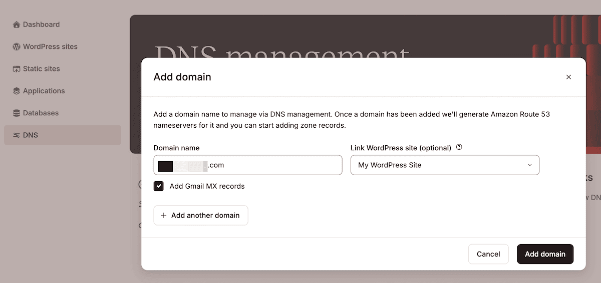 Popupvenster voor het toevoegen van een domein, met invoervelden voor een domeinnaam, een koppeling naar een WordPress website en daaronder een selectievakje om Gmail MX-records toe te voegen.